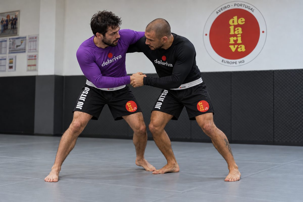 Dois alunos em disputa de pegada no NOGI, em pé